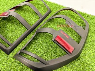 ครอบไฟท้าย Ford Ranger 2012-2019 (V.1) ดำด้านโลโก้แดง + มีทับทิม