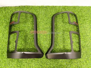 ครอบไฟท้าย Mitsubishi Triton 2023-2024 ดำเงา+โลโก้แดง