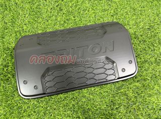 ครอบฝาถังน้ำมัน Mitsubishi Triton 2023 (ดำด้านโลโก้ดำ-โลโก้แดง)